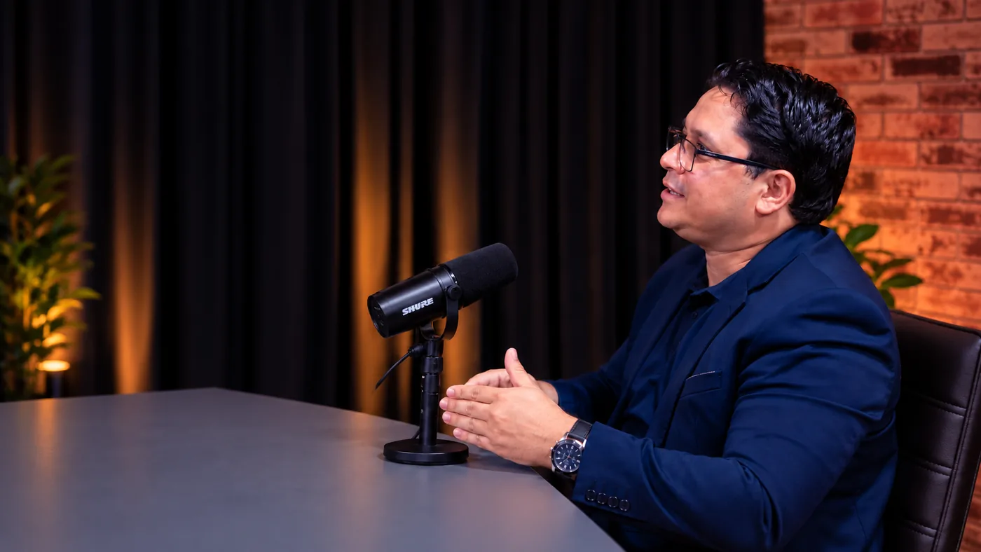 Alberto Castilo, cofundador da Scale Sales, no estúdio